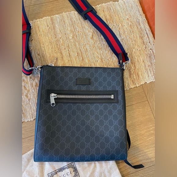 Authentic Gucci GG Black messenger bag - Picture 2 of 9